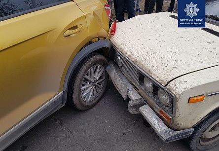 Фото новости: ФОТО: В Николаеве пьяный водитель на угнанном авто устроил гонки с патрульными в центре города Свежие новости: ФОТО: В Николаеве пьяный водитель на угнанном авто устроил гонки с патрульными в центре города