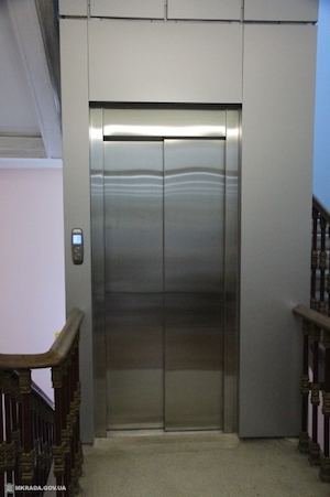 Свежие новости: В здании мэрии Николаева установили новый лифт с GPS за 1,9 млн
