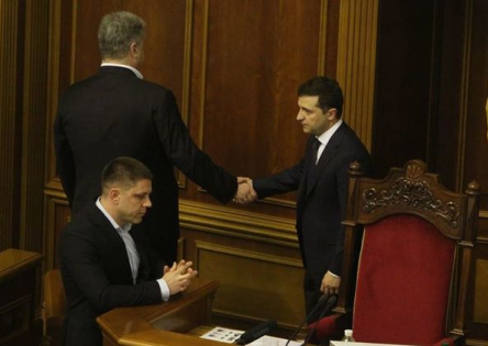 Свежие новости: ВИДЕО: На заседании Рады Зеленский и Порошенко пожали друг другу руки