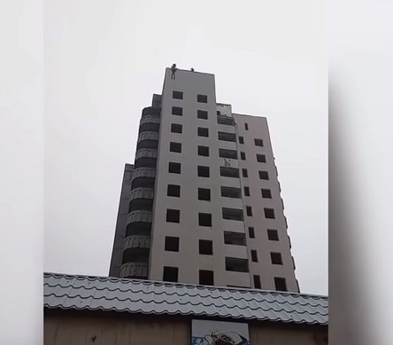 Свежие новости: ВИДЕО: В Донецкой области подросток прыгнул с «парашютом» с 14 этажа и разбился на глазах у матери