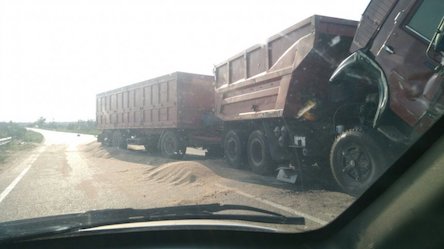 Свежие новости: На Николаевщине КамАЗ рассыпал зерно на дорогу