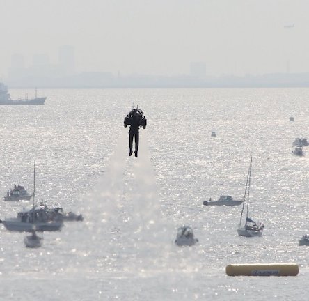 Свежие новости: В США на высоте 900 метров видели парня, который летал на реактивном ранце