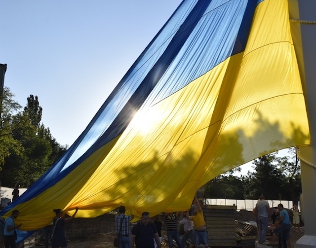 Свежие новости: В Николаеве впервые подняли гигантский флаг Украины
