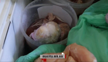 Свежие новости: Просрочка и мясо в разбитом пластике: эксперт показал видео ревизии николаевской гимназии №4