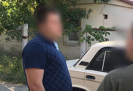 Фото новости: Полиция задержала чиновников фискальной службы на взятке в $20 тысяч Свежие новости: Полиция задержала чиновников фискальной службы на взятке в $20 тысяч