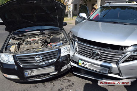 Свежие новости: В Николаеве девушка на «Лексусе» врезалась в «Ниссан»