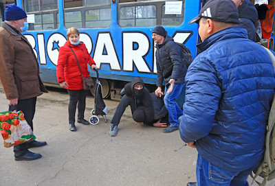 Свежие новости: В одесском трамвае пассажиры скрутили хулигана