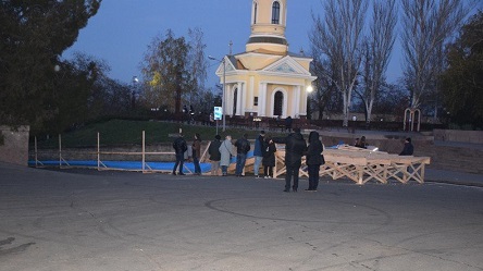 Свежие новости: В Николаеве устанавливают ледовую горку