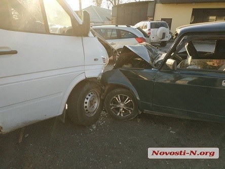 Свежие новости: Появилось видео сегодняшнего столкновения микроавтобуса и ВАЗа в Николаеве