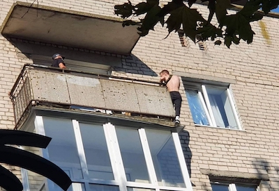 Свежие новости: В Николаева мужчина пытается прыгнуть с балкона