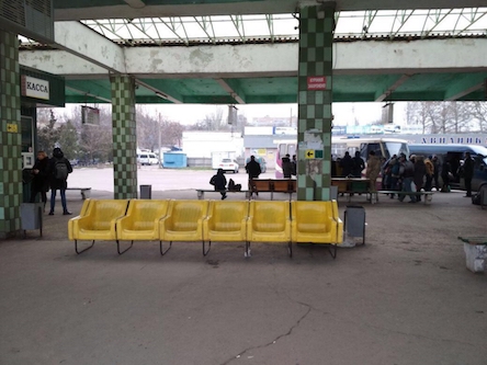 Свежие новости: На Миколаївському міжміському автовокзалі облаштували вуличні лавки
