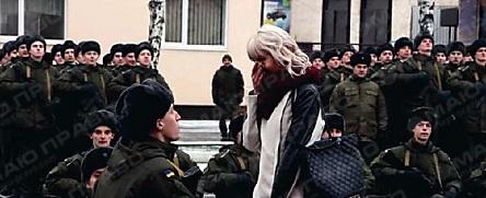 Свежие новости: ВИДЕО: Николаевский нацгвардеец сделал предложение своей девушке прямо во время присяги