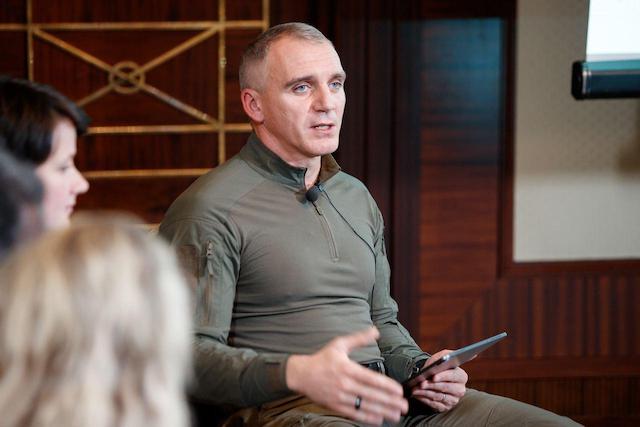 Свежие новости: Міська влада Миколаєва сподівається до середини листопада встигнути зашити пошкоджені вікна в будинках