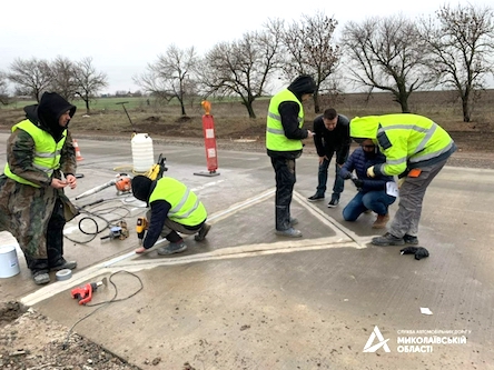 Свежие новости: На трасі Н-14 Олександрівка-Кропивницький-Миколаїв триває установка датчиків WIM-системи