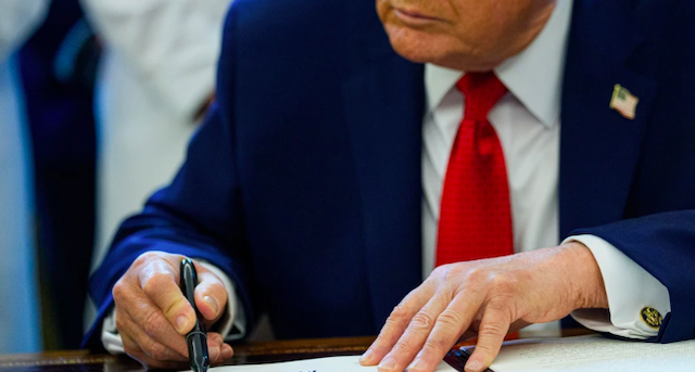 Свежие новости: Трамп продовжив на рік деякі санкції США проти Росії