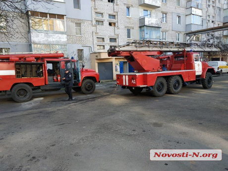 Фото новости: В Николаеве пылал мощный пожар в девятиэтажке — некоторых жителей выносили на руках Свежие новости: В Николаеве пылал мощный пожар в девятиэтажке — некоторых жителей выносили на руках