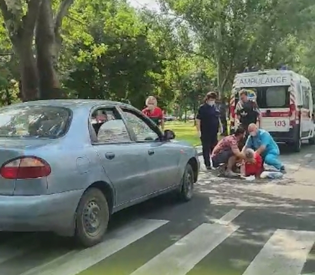 Свежие новости: В центре Николаева автомобиль сбил мать и сына на пешеходном переходе