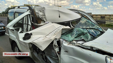 Свежие новости: Под Николаевом водитель на «Фиате» уснул и заехал под грузовик — пострадали трое детей