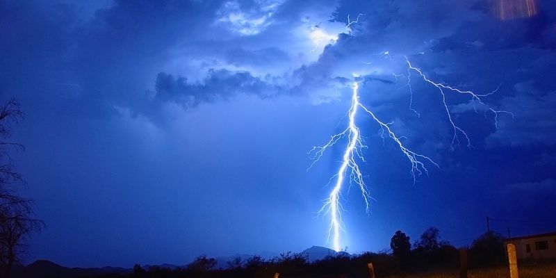 Фото новости: От удара молнии погиб семилетний ребенок Свежие новости: От удара молнии погиб семилетний ребенок