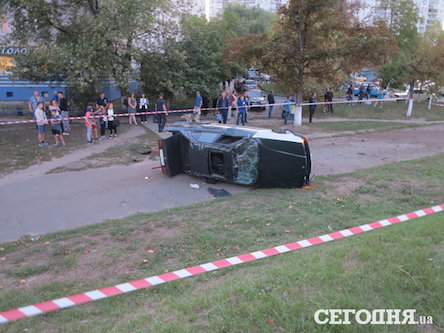 Свежие новости: Подробности смертельного ДТП на Оболони в Киеве: авто попало в огромную яму и перевернулось