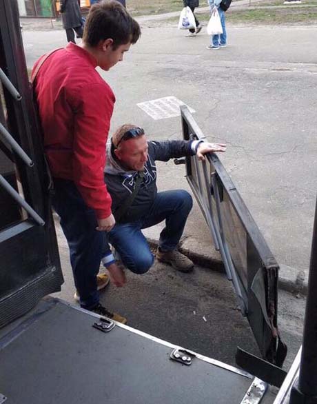 Свежие новости: В Киеве пассажир выпал из троллейбуса вместе с дверью