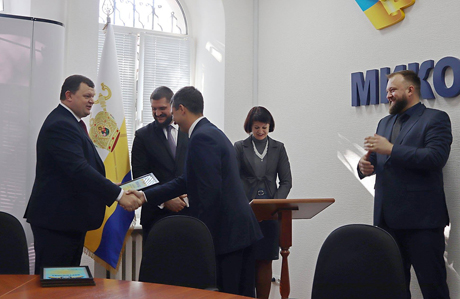 Свежие новости: Губернатор вручил сертификаты на жилье пяти сотрудникам прокуратуры области