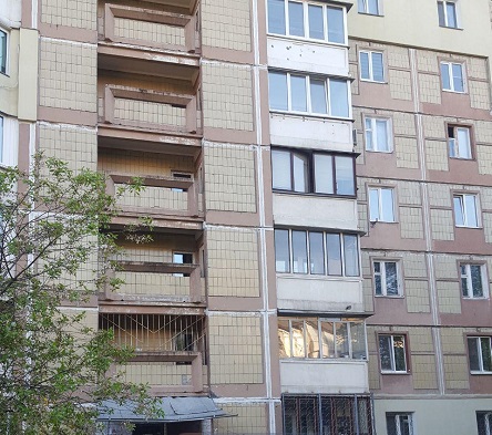 Свежие новости: В Киеве из окна многоэтажки выпрыгнула молодая девушка