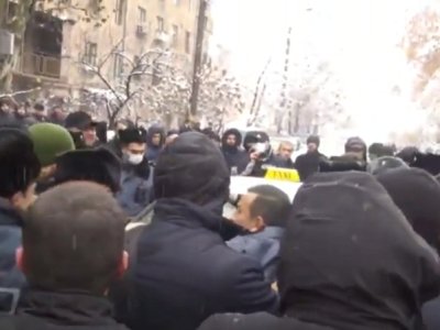 Свежие новости: Инцидент во дворе Следственного комитета Армении: его урегулировал мэр Каджарана