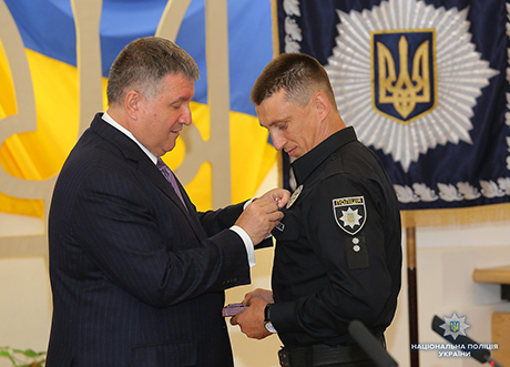 Свежие новости: Министр внутренних дел наградил медалью николаевского офицера полиции, спасшего младенца