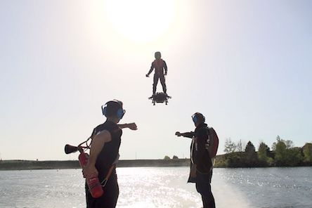 Свежие новости: Французский изобретатель пересек Ла-Манш на флайборде