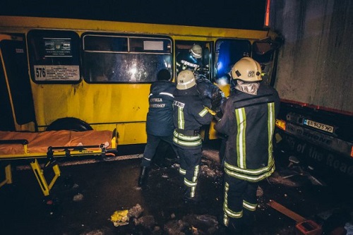 Свежие новости: В Киеве маршрутка столкнулась с фурой