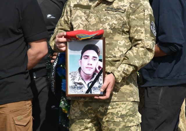 Свежие новости: У Снігурівці попрощалися із загиблим воїном Максимом Деркачем