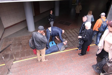 Свежие новости: Пьяный киевлянин свалился с парапета в подземный переход