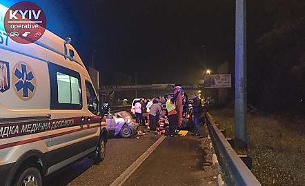 Свежие новости: Около Киева «Daewoo» въехал в людей, которые толкали «Audi» на заправку