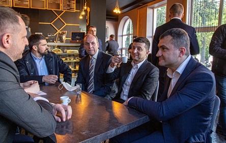 Свежие новости: Суд в Хмельницком не смог оштрафовать Зеленского за поход в кафе во время карантина