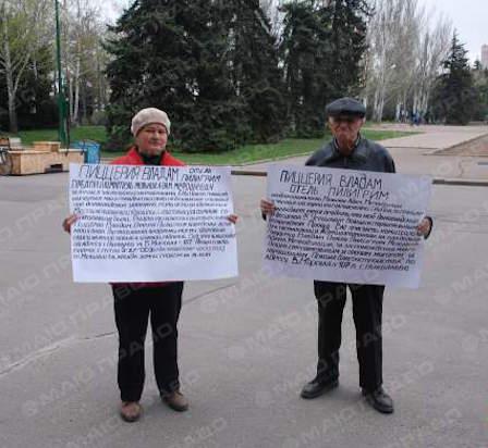 Свежие новости: Под Николаевским горсоветом двое жильцов защищают свой двор