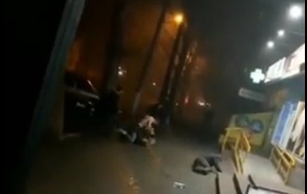 Свежие новости: ВИДЕО 18+: В центре Николаева полуголый мужчина в пьяной драке избил двух человек