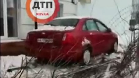 Фото новости: ВИДЕО: В Киеве автомобиль врезался в школу Свежие новости: ВИДЕО: В Киеве автомобиль врезался в школу