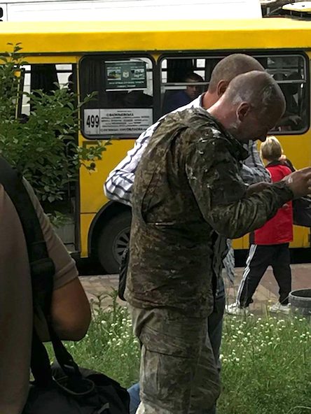 Свежие новости: ВИДЕО: Бывший военный поджег себя под Минобороны