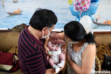 Свежие новости: В Киеве младенцев от суррогатных матерей одели в вышиванки и вручили иностранцам