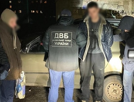 Свежие новости: ФОТО: В Николаеве патрульных поймали на продаже марихуаны