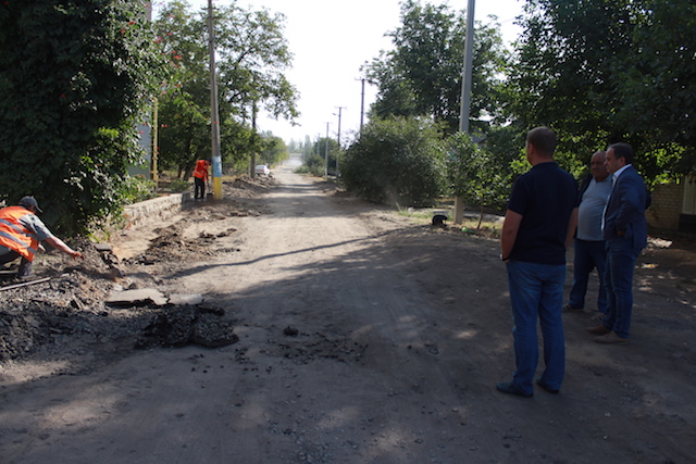 Свежие новости: Міський голова Віталій Луков обговорив з підрядником нагальні проблеми будівництва нової дороги по вулиці Леонова