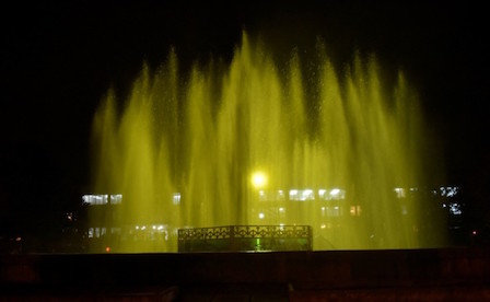 Свежие новости: В Николаеве фонтан возле областного дворца культуры снова «засиял» разноцветными огнями