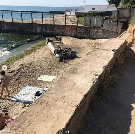 Свежие новости: На Одесский пляж с обрыва упал автомобиль