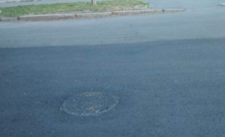 Свежие новости: Николаевцы жалуются, что во время ремонта дорог их люки закатали в асфальт