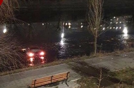 Свежие новости: ВИДЕО: В Киеве машина с людьми упала в ледяной Днепр. Их жизни спас прохожий