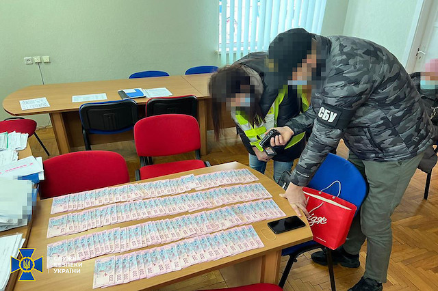 Свежие новости: СБУ задержала директора медцентра и экс-заместительницу министра, организовавших поборы с врачей