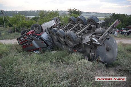 Свежие новости: Под Николаевом столкнулись седельный тягач и грузовик — фура перевернулась
