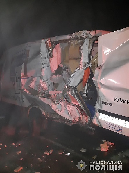 Свежие новости: Водитель фуры из Николаевщины протаранил в Херсонской области микроавтобус, который откинуло на внедорожник – погиб один человек