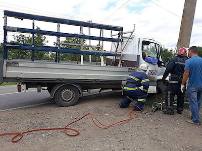 Свежие новости: В Новом Буге грузовик врезался в столб